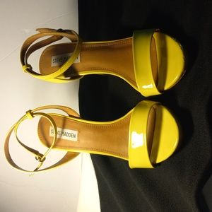 Steve Madden yellow sandal size9